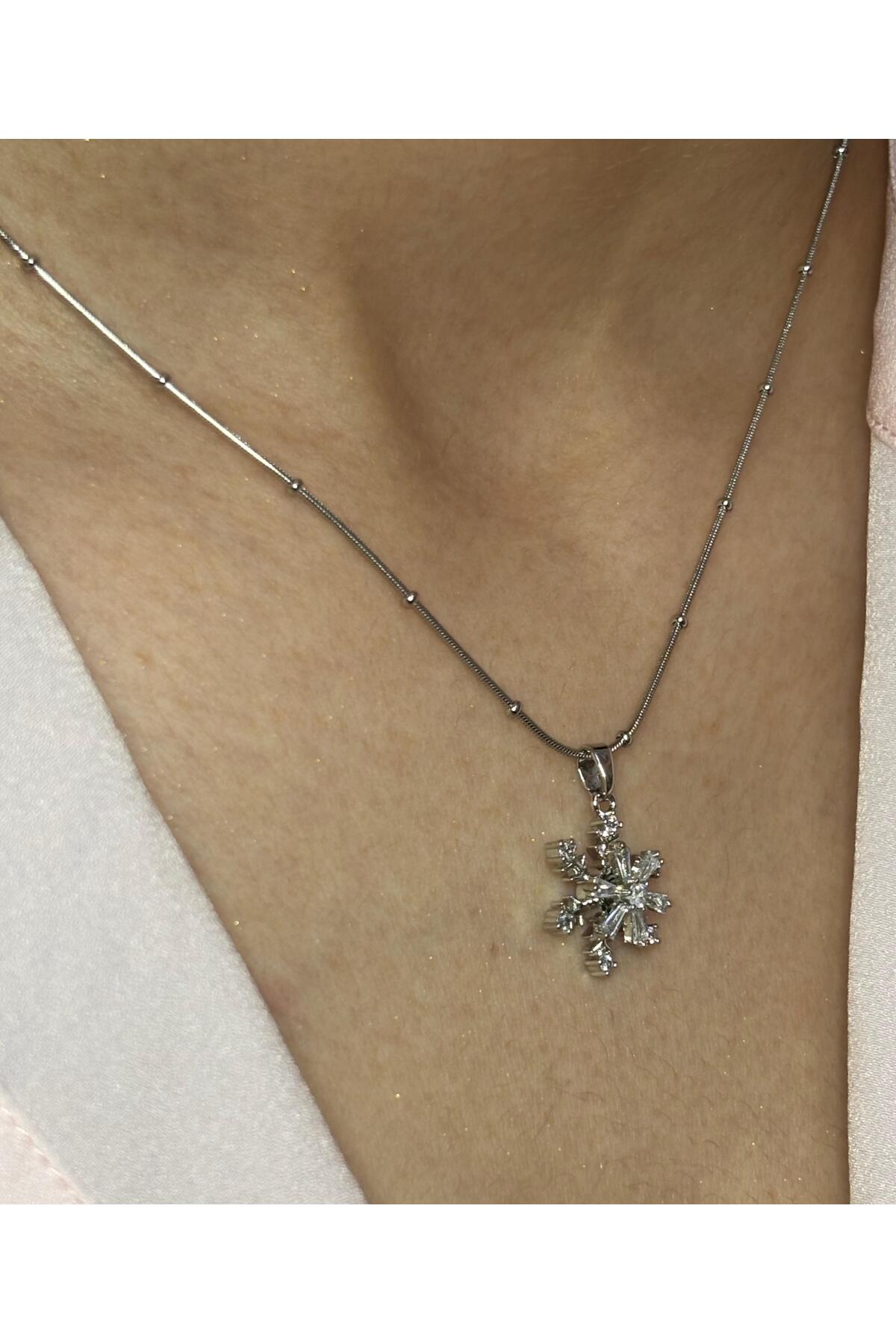 Hareketli Kar Tanesi Detaylı Parlak Zirkon Kolye
