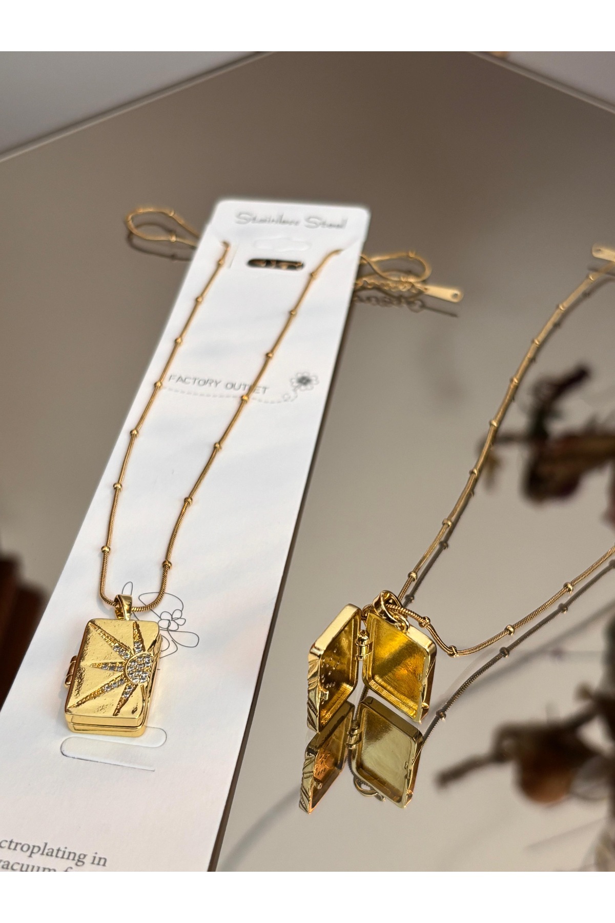 Kadın Altın Renk Dikdörtgen Açılabilir Locket Kolye – Paslanmaz Çelik